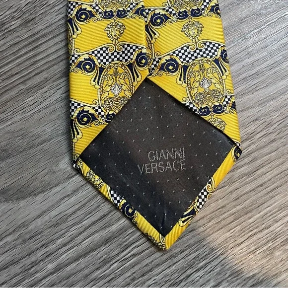 GIANNI VERSACE Vintage Medusa Head Print Yellow 100% Silk Tie - Picture 8 of 11